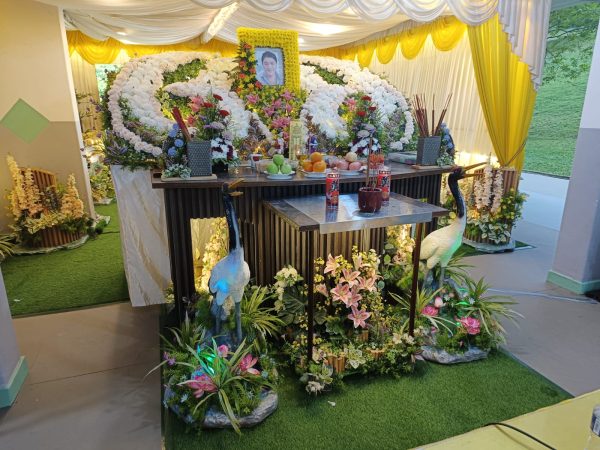 灵柩花饰和花圈 / Casket Decorations & Wreaths